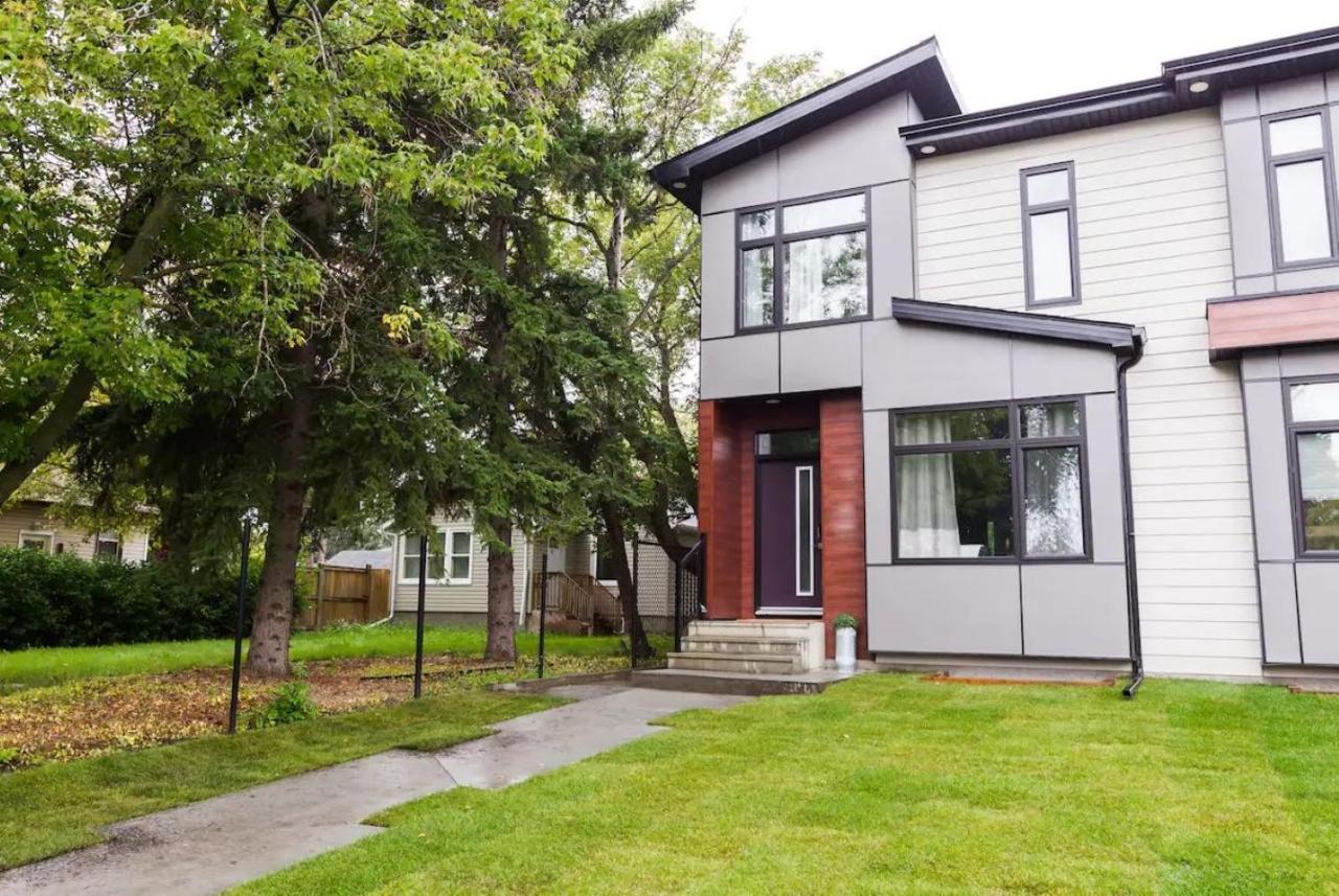 Contemporary Farmhouse Home - King Bed - Double Garage Parking - Free Wifi & Netflix - Long Stays Welcome 埃德蒙顿 外观 照片