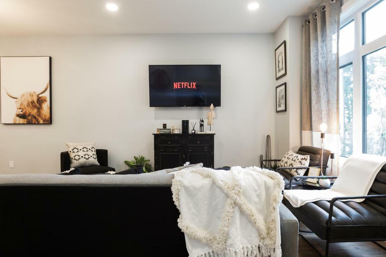 Contemporary Farmhouse Home - King Bed - Double Garage Parking - Free Wifi & Netflix - Long Stays Welcome 埃德蒙顿 外观 照片