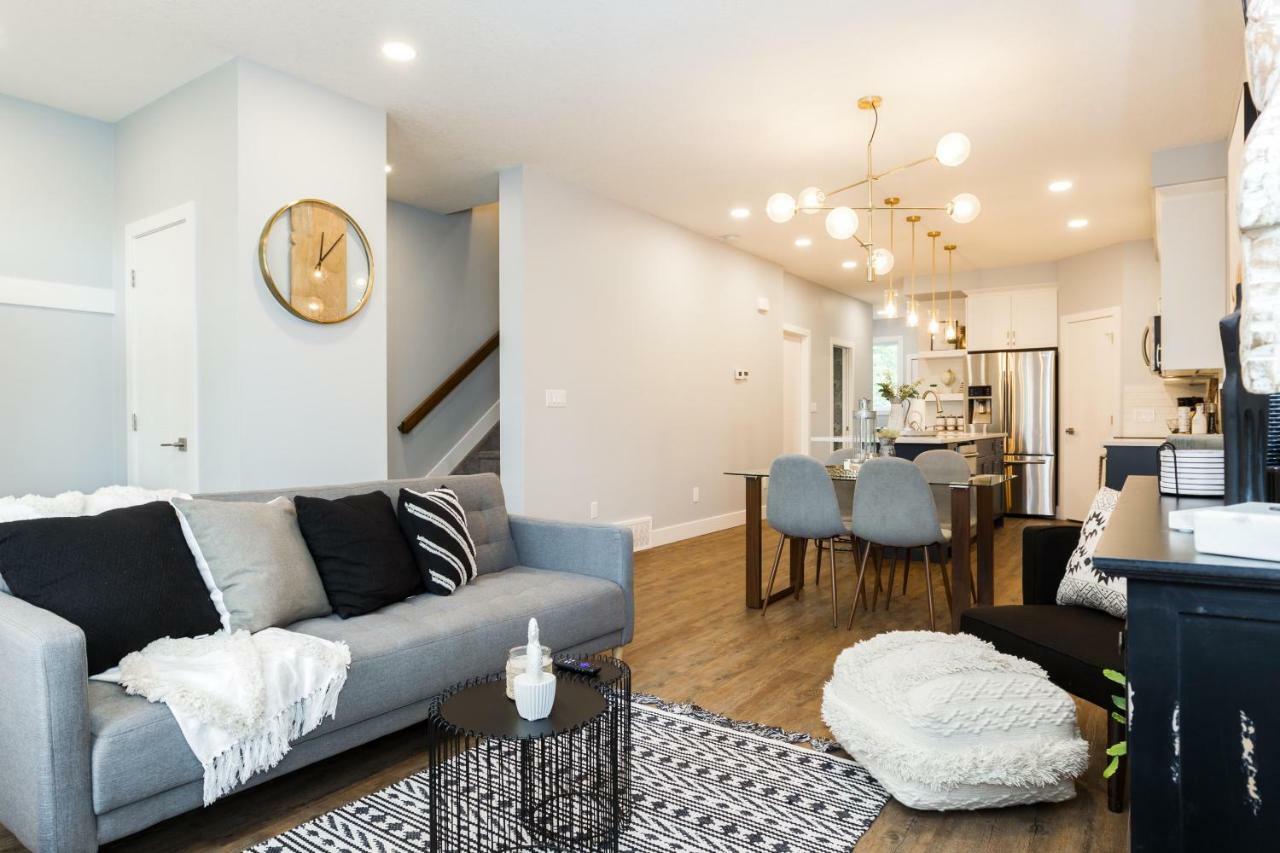Contemporary Farmhouse Home - King Bed - Double Garage Parking - Free Wifi & Netflix - Long Stays Welcome 埃德蒙顿 外观 照片