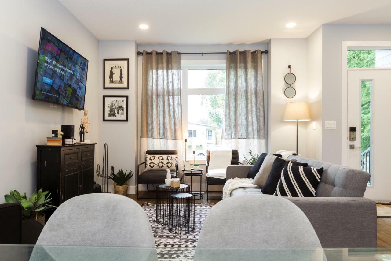 Contemporary Farmhouse Home - King Bed - Double Garage Parking - Free Wifi & Netflix - Long Stays Welcome 埃德蒙顿 外观 照片