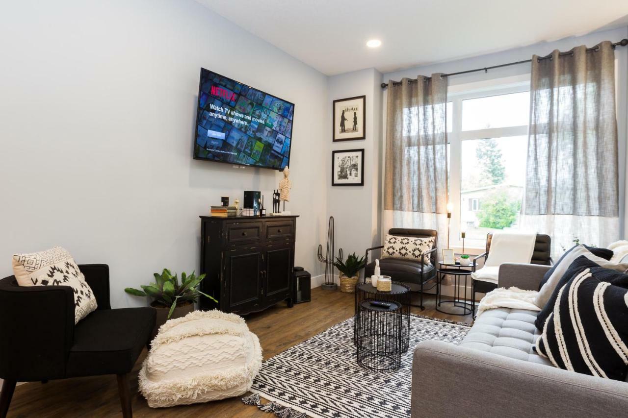 Contemporary Farmhouse Home - King Bed - Double Garage Parking - Free Wifi & Netflix - Long Stays Welcome 埃德蒙顿 外观 照片