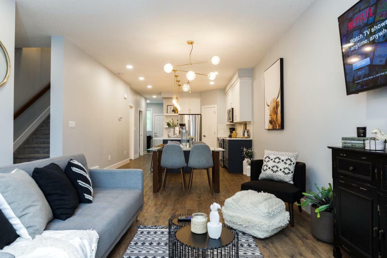 Contemporary Farmhouse Home - King Bed - Double Garage Parking - Free Wifi & Netflix - Long Stays Welcome 埃德蒙顿 外观 照片