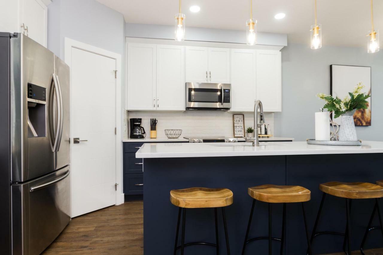 Contemporary Farmhouse Home - King Bed - Double Garage Parking - Free Wifi & Netflix - Long Stays Welcome 埃德蒙顿 外观 照片