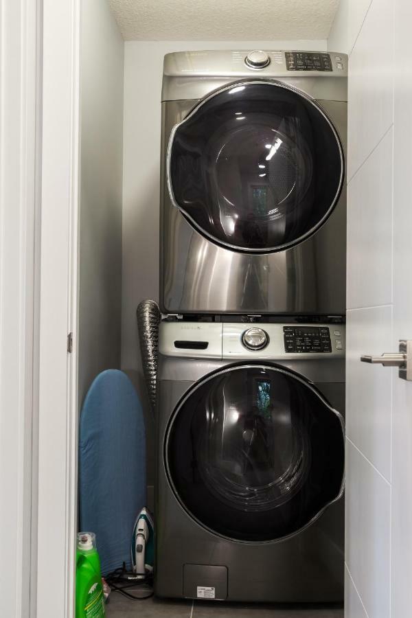 Contemporary Farmhouse Home - King Bed - Double Garage Parking - Free Wifi & Netflix - Long Stays Welcome 埃德蒙顿 外观 照片