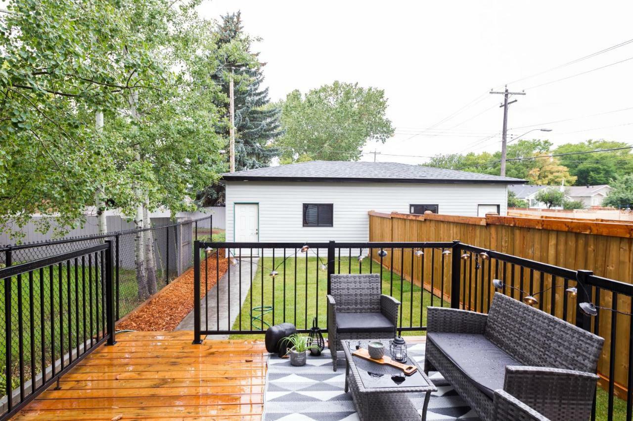 Contemporary Farmhouse Home - King Bed - Double Garage Parking - Free Wifi & Netflix - Long Stays Welcome 埃德蒙顿 外观 照片