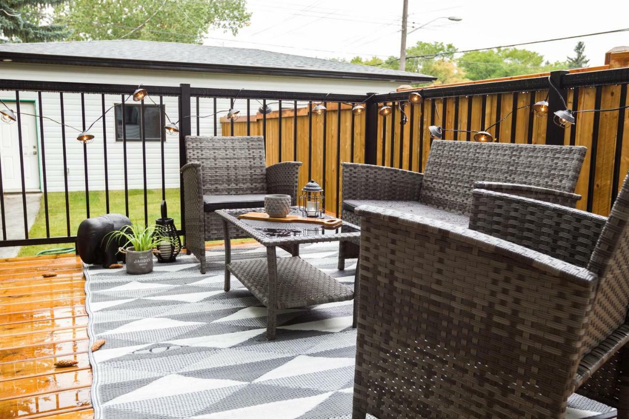 Contemporary Farmhouse Home - King Bed - Double Garage Parking - Free Wifi & Netflix - Long Stays Welcome 埃德蒙顿 外观 照片