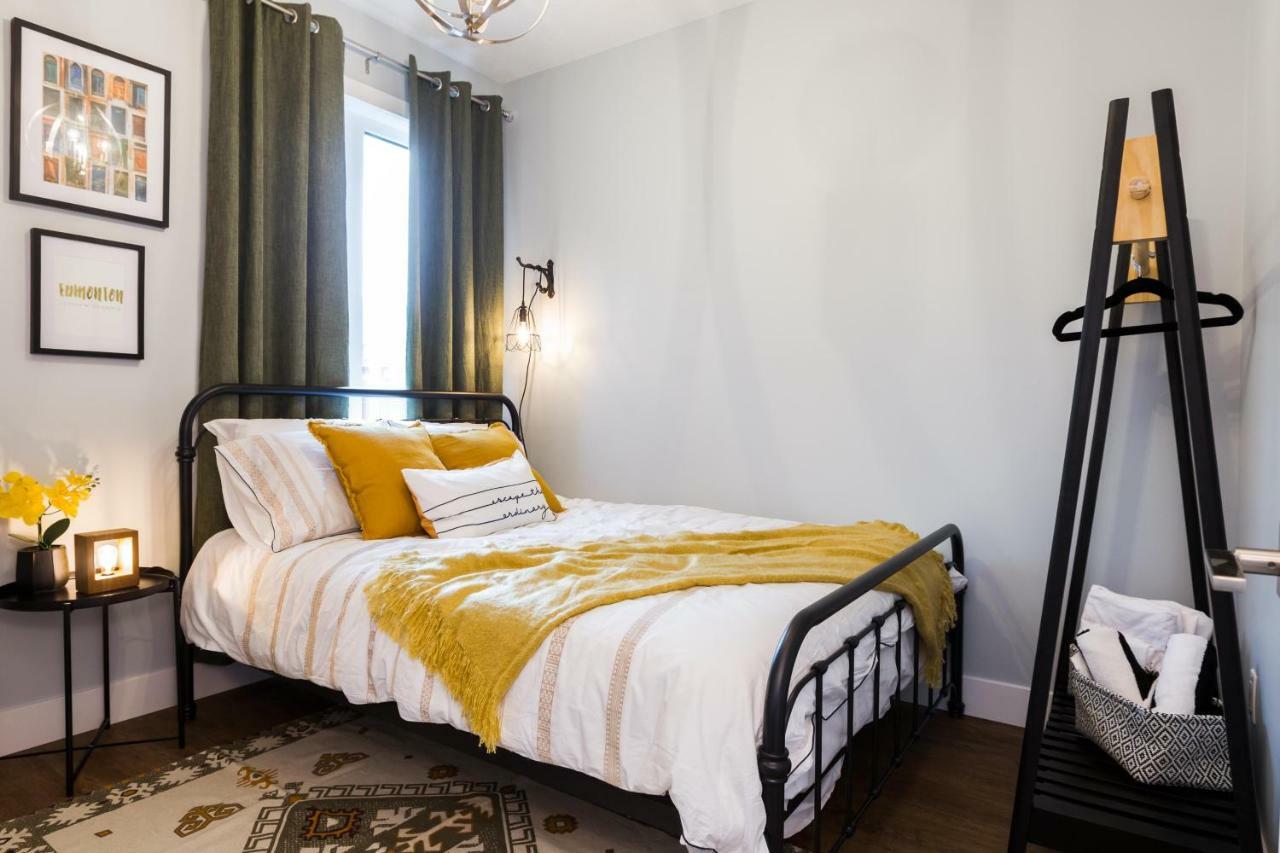Contemporary Farmhouse Home - King Bed - Double Garage Parking - Free Wifi & Netflix - Long Stays Welcome 埃德蒙顿 外观 照片