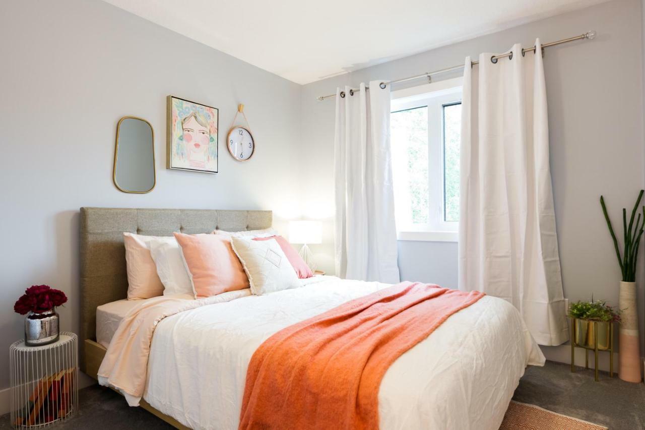 Contemporary Farmhouse Home - King Bed - Double Garage Parking - Free Wifi & Netflix - Long Stays Welcome 埃德蒙顿 外观 照片
